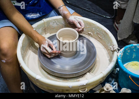 Töpferei Hände mit Lehm abgedeckt, die Töpferscheibe Stockfoto
