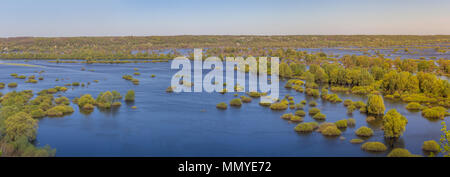 Antenne Landschaft panorama Blick auf Desna River mit überfluteten Wiesen und Felder. Blick vom hohen Ufer auf der jährlichen Frühjahrstagung Überlauf. Novgorod-Siversky, Ukraine. Stockfoto