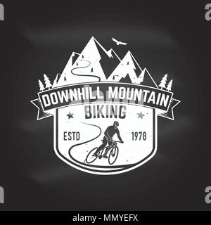 Mountainbike Downhill. Vector Illustration. Konzept für T-Shirt, Druck, Stempel oder T-Stück. Vintage Typografie Design mit Mann, Fahrrad und Mountainbike sil Stock Vektor