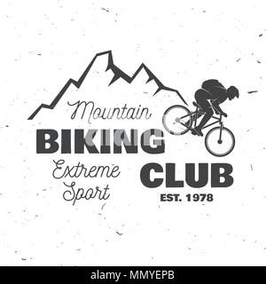 Mountain Bike Club. Vector Illustration. Konzept für Hemd oder Logo, Print, Stempel oder T-Stück. Vintage Typografie Design mit Mann, Fahrrad und Mountainbike Stock Vektor