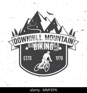 Mountainbike Downhill. Vector Illustration. Konzept für Hemd oder Logo, Print, Stempel oder T-Stück. Vintage Typografie Design mit Mann, Fahrrad- und moun Stock Vektor