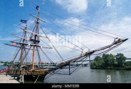 Die rekonstruierten US-Brig Niagara große Schiff in den Hafen von Toledo Ohio angedockt. Das Schiff kämpfte in der Schlacht auf dem Eriesee im Krieg von 1812. Stockfoto