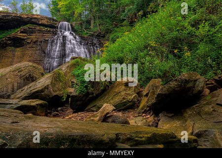 Brandywine Falls in der Cuyahoga Valley National Park Ohio. Ein wunderschönes 65 Fuß fällt hier im Sommer aus dem Creek Bed gesehen. Stockfoto