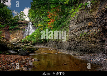 Brandywine Falls in der Cuyahoga Valley National Park Ohio. Ein wunderschönes 65 Fuß fällt hier im Spätsommer aus dem Creek Bed gesehen. Stockfoto