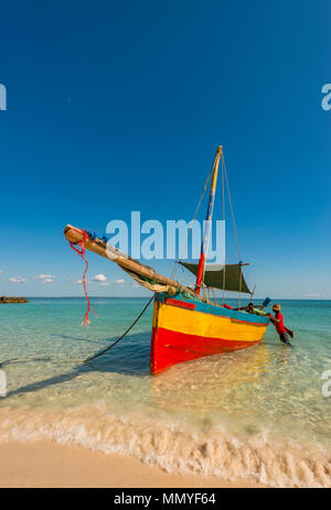 Eine bunte Dhow günstig Ich das kristallklare Wasser von Paradise Island in Mosambik. Stockfoto