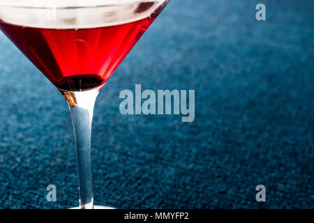 Manhattan Cocktail mit einer Kirsche garnieren. Beverage Konzept. Stockfoto