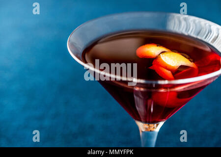 Manhattan Cocktail mit Orangen schälen. Beverage Konzept. Stockfoto