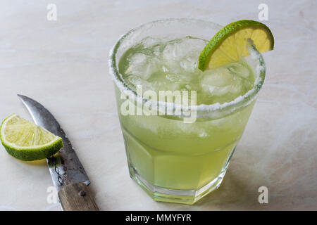 Classic Margarita Cocktail in gesalzenem Glas mit Kalk und Crushed Ice. Beverage Konzept. Stockfoto