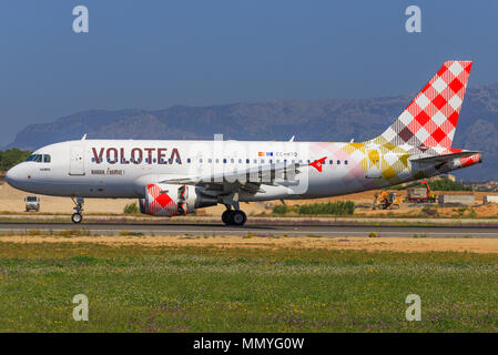 Mallorca, Spanien Mai 18 2018: Airbus A320 von volotea Landung auf der schönen Insel in Spanien Stockfoto