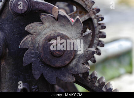 Detail Schuß eines alten Winde mit Zahnrädern in Hamburg, Deutschland bei Tag und verschwommenen Hintergrund. Stockfoto