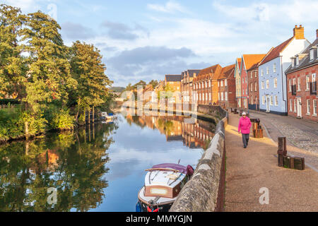 Blick entlang der Uferstraße Norwich Norfolk Apartments am Fluss Wensum Fluss Stockfoto