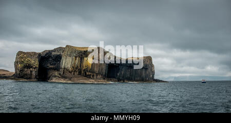 Panoramablick auf Staffa Insel und Boot vor der Küste Schottlands. Stockfoto