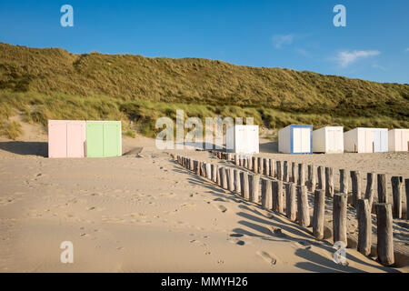 Pastellfarbenen Badekabinen am Strand von Domburg in den Niederlanden Stockfoto