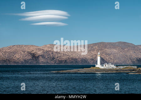 Blick auf den alten Eilean Musdile Leuchtturm in Schottland, mit Mittelgebirgslandschaft im Hintergrund Stockfoto