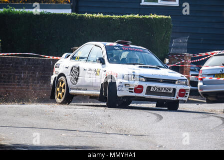 David Longfellow Fahrer Mark Broadbent co Treiber racing Subaru Impreza in der geschlossenen öffentlichen Straße Corbeau Sitze Auto Rallye Tendring und Clacton, Essex Stockfoto