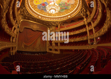 Paris, Frankreich, Oktober 2017: Auditorium Innere des Palais Garnier Opera Garnier in Paris, Frankreich. Die sieben Tonnen Bronze und Kronleuchter aus Kristall von Garnier entwickelt wurde. Stockfoto