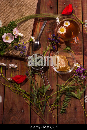 Tasse Kräutertee auf dunklen Jahren im Hintergrund, Ansicht von oben, Platz für Text, Grenze Stockfoto