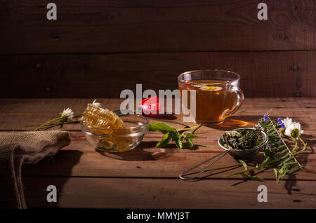 Tasse Kräutertee auf dunklen Jahren im Hintergrund, Ansicht von oben, Platz für Text, Grenze Stockfoto