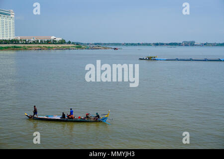 Fischer im Boot auf dem Mekong Fluss, Phnom Penh, Kambodscha Stockfoto