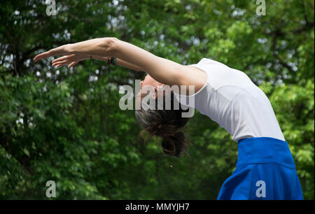 Belgrad, Serbien - 5. Mai 2018: Sport Messe in Belgrad, eine frau yoga Stockfoto