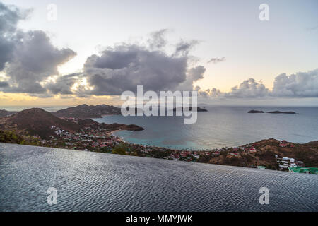 Blick über ein Infinity Pool auf St. Barts villa Blick nach Norden auf das Meer und Inseln Stockfoto