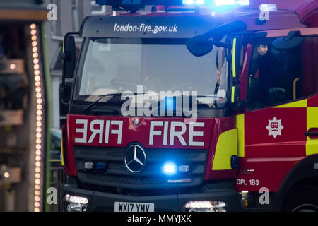 Feuerwehrmänner bekämpfen einen Brand in Chadwell Heath Stockfoto