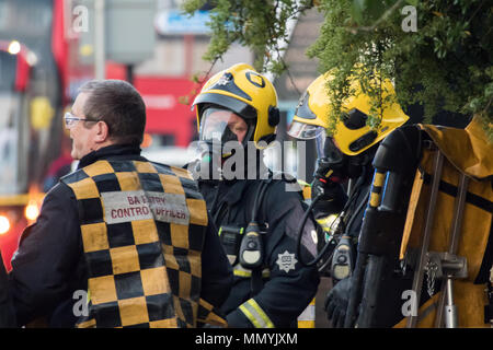 Feuerwehrmänner bekämpfen einen Brand in Chadwell Heath Stockfoto