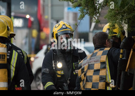 Feuerwehrmänner bekämpfen einen Brand in Chadwell Heath Stockfoto