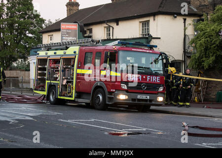 Feuerwehrmänner bekämpfen einen Brand in Chadwell Heath Stockfoto