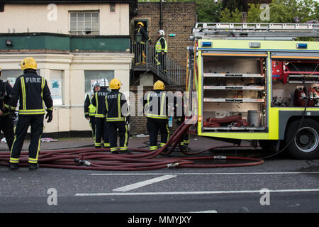 Feuerwehrmänner bekämpfen einen Brand in Chadwell Heath Stockfoto