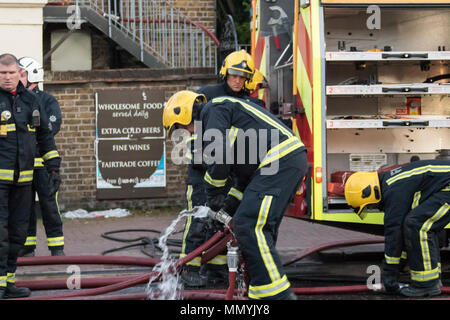 Feuerwehrmänner bekämpfen einen Brand in Chadwell Heath Stockfoto