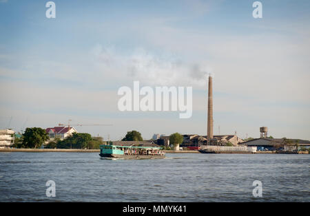 Industrielle Rauch ab Werk auf Sky. Stockfoto