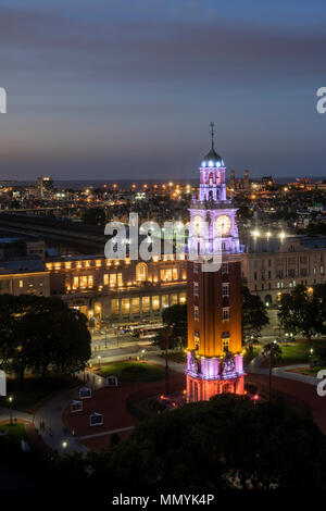 Argentinien, Retiro, Buenos Aires, San Martin Platz. Plaza Fuerza Aerea Argentina ehemals Plaza Britanica. Nacht Übersicht der Turm Denkmal aka Torre Stockfoto