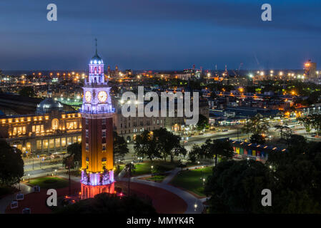Argentinien, Retiro, Buenos Aires, San Martin Platz. Plaza Fuerza Aerea Argentina ehemals Plaza Britanica. Nacht Übersicht der Turm Denkmal aka Torre Stockfoto