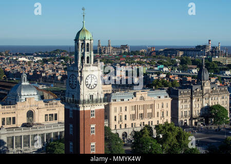 Argentinien, Retiro, Buenos Aires, San Martin Platz. Plaza Fuerza Aerea Argentina ehemals Plaza Britanica. Übersicht der Turm Denkmal aka Torre Monume Stockfoto