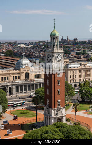 Argentinien, Retiro, Buenos Aires, San Martin Platz. Plaza Fuerza Aerea Argentina ehemals Plaza Britanica. Übersicht der Turm Denkmal aka Torre Monume Stockfoto