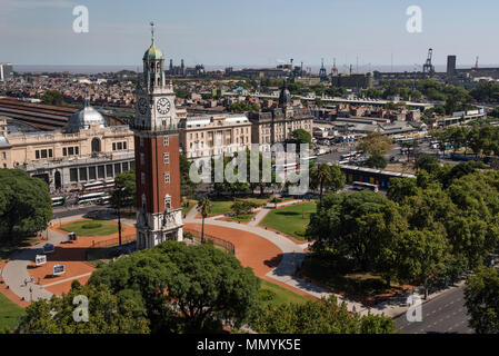 Argentinien, Retiro, Buenos Aires, San Martin Platz. Plaza Fuerza Aerea Argentina ehemals Plaza Britanica. Übersicht der Turm Denkmal aka Torre Monume Stockfoto