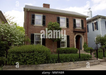 Eine schöne Elegante rote Backstein home. Verfügt über einige schöne schmiedeeiserne Details mit einem Zaun und Tor und auch einen Balkon. Stockfoto