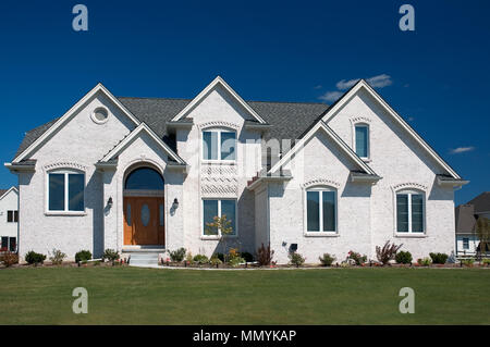 Wunderschönes, weißes Gebäude mit einem sehr modernen Architektur mit
