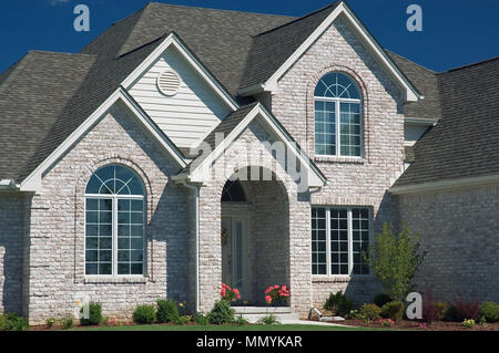 Wunderschönes, weißes Gebäude mit einem sehr modernen Architektur mit