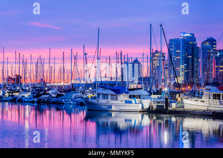 Marina in der Morgendämmerung, Coal Harbour, Vancouver, British Columbia, Kanada. Stockfoto