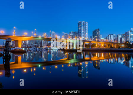 Cambie Street Bridge, Yaletown Condo Towers, False Creek, Vancouver, British Columbia, Kanada. Stockfoto