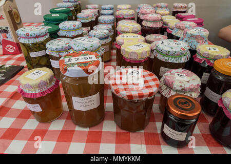 Hausgemachte Marmeladen, Konfitüren und Pickles für den Verkauf in der Nächstenliebe. Stockfoto