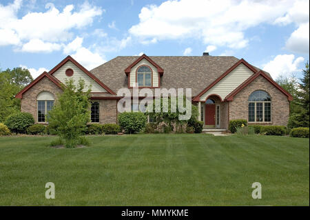 Schöne Ranch style Home cloudly vor einem blauen Himmel. Stockfoto