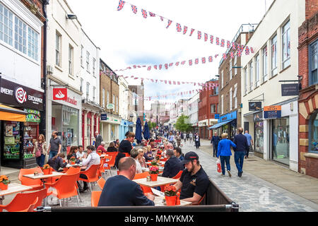 Union Jack Flagge schmückt Peascod Straße in Windsor eine Woche vor der königlichen Hochzeit von skh Preis Harry und Megan Markel. Stockfoto