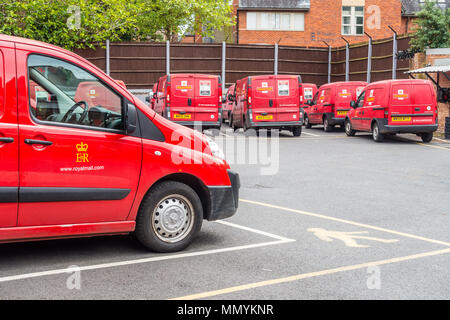 Royal Mail Transporter auf dem Parkplatz an der Queen Elizabeth Royal Mail Büro in Windsor geparkt Stockfoto