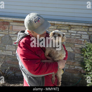 Lächelnder Mann mit Yorkshire Terrier Hund, Canis Lupus Familiaris Stockfoto