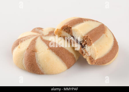 Cookies oder Butter cookies mit weißer Schokolade auf Hintergrund Stockfoto