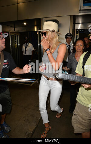 MIAMI, FL - 11. Mai: Schauspielerin Kelly Rohrbach kommt für die Baywatch Preimere am Miami International Airport am 11. Mai 2016 in Miami, Florida. Personen: Kelly Rohrbach Stockfoto