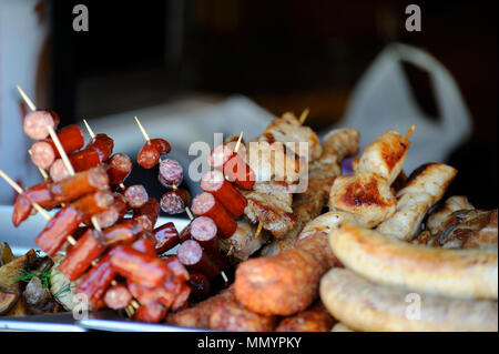 Sortiment von gegrillten Würstchen. Nahaufnahme. Stockfoto